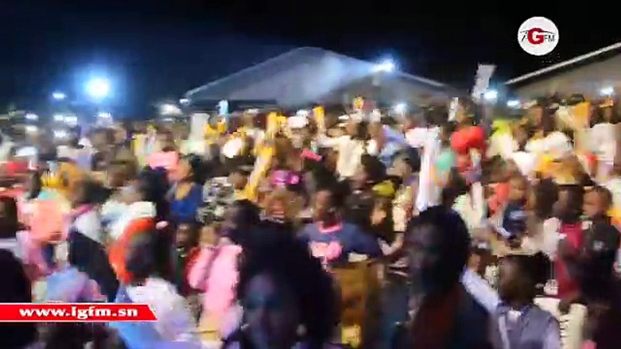 Une fan surexcitée perturbe le show de Titi