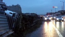 TEM Otoyolu'nda zincirleme trafik kazası...Hafriyat kamyonu yan yattı