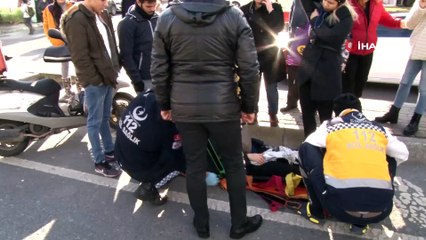 Motosikletiyle çarptığı yaşlı kadını ambulansa taşıdı