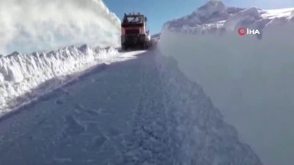 Kar Yağışı Nedeniyle Kapanan Yollarını Böyle Açıyorlar
