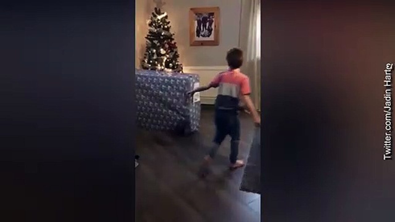 Dječak božićni poklon