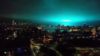 Invasion extraterrestre à New York (Ciel bleu pendant la nuit)