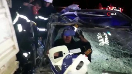 Yol Kenarında Duran Kamyonete Otomobil Çarptı: 6 Yaralı