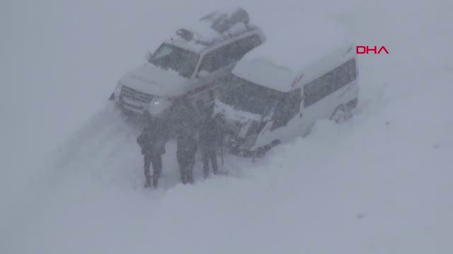 Hakkari Yüksekova'da Tipide Mahsur Kalan Öğretmenler Kurtarıldı
