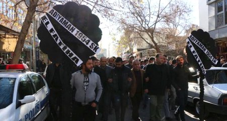 Parasını Alamayan Futbolcular Kulübü Terk Etti, Taraftar Valiliğe Siyah Çelenk Bıraktı