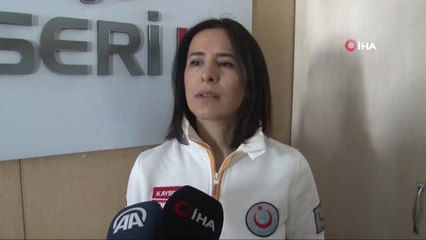 112 Çalışanından Büyük Fedakarlık...ambulansı Kar Engelleyince, Hastayı Sırtında Taşıdı
