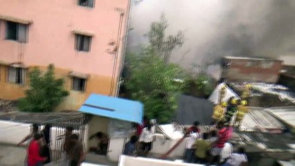 காஸ் சிலிண்டர் வெடித்து குடியிருப்புகளில் பரவிய தீ-வீடியோ