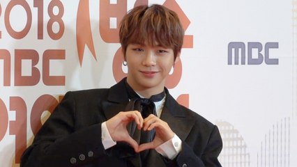 [Y영상] 강다니엘, ‘2018 MBC 방송연예대상 왔어요~’ #러블리 #손하트 / YTN