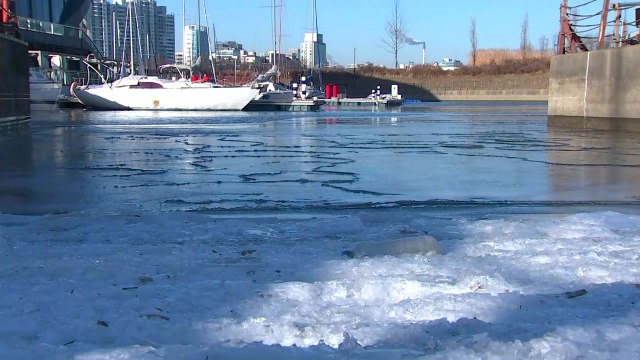 [날씨] 사흘째 북극 한파에 한강도 꽁꽁, 내일 서울 -12℃...서해안 눈 / YTN