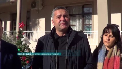 Ministri Klosi shpërndan dhurata fëmijëve me nevoja të veçanta - News, Lajme - Vizion Plus