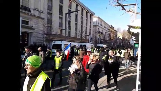 Avignon : les gilets jaunes défilent en centre-ville