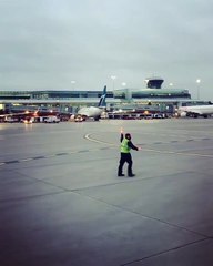 Cet agent d'aéroport enflamme le tarmac avec ses pas de danse endiablés