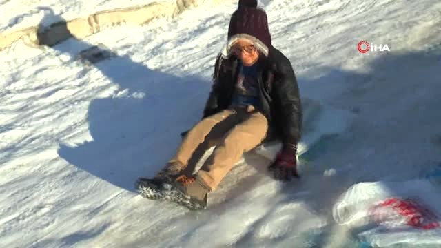 Çocukların Karın Keyfini Poşetlerle Kayarak Çıkarıyor