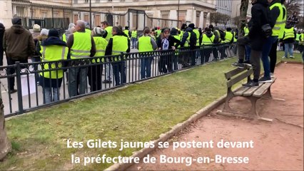 Bourg-en-Bresse : les Gilets jaunes se postent devant la préfecture