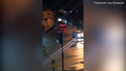 Effrayant! Un automobiliste fonce à plusieurs reprises sur un homme