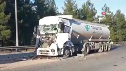 Otobanda Tehlikeli Madde Taşıyan Tır, Öndeki Tıra Arkadan Çarptı