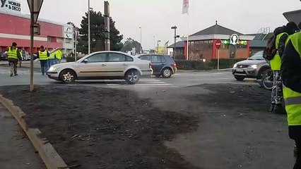 Au Kaligone, des pétards au milieu des gilets jaunes