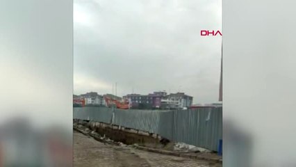 Balıkesir Edremit'te Avm Yıkımı Sırasında İstinat Duvarı Çöktü