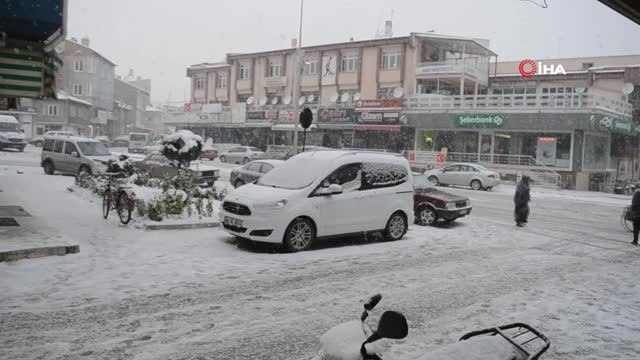Şuhut'ta Akşam Saatlerinde Yağan Kar Etkili Oldu