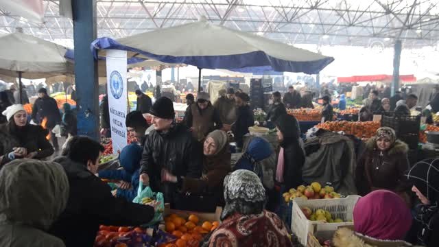 Otizmli Çocuklar Pazarda Sebze ve Meyve Sattı