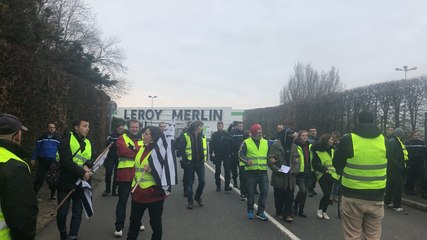 Les Gilets jaunes bloquent Leroy-Merlin