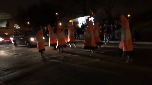 Déguisés en cônes de chantiers ils dansent au milieu de la route !