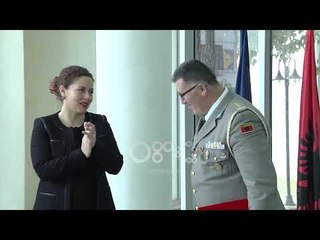 Ora News - Nderohen me medalje 26 pjesëtarë të FA-së