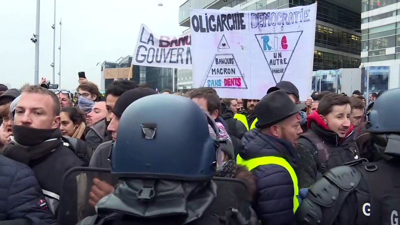Confusão em protesto dos ‘coletes amarelos’