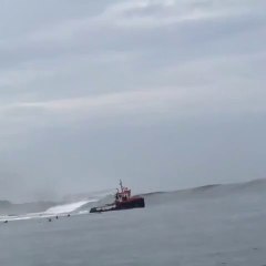 Ces bateaux sortent du port au pire moment... vague énorme