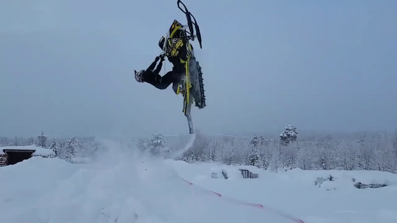 Il se prend la gamelle de sa vie en motoneige