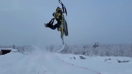 Il se prend la gamelle de sa vie en motoneige