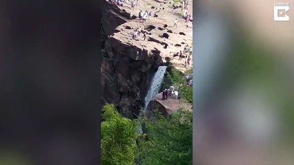 Il perd l'équilibre et tombe du haut d'une chute d'eau