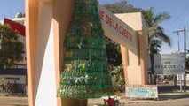 Construyen en Acapulco el primer árbol de Navidad hecho de botellas en México