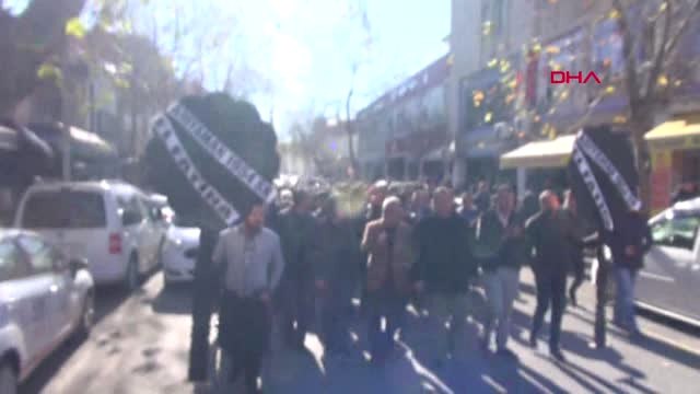 Spor Parasını Alamayan Futbolcular Kulübü Terk Etti, Taraftar Valiliğe Siyah Çelenk Bıraktı