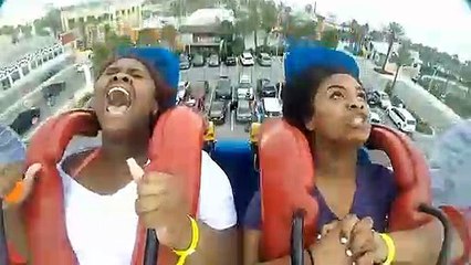 Deux filles s'éclatent sur un manège !