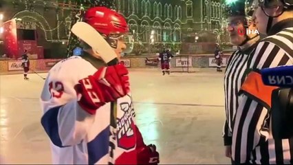 - Putin Ve Şoygu Kızıl Meydan'da Hokey Maçı Yaptı