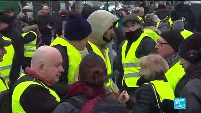 Yellow vest protesters target French media as movement ebbs