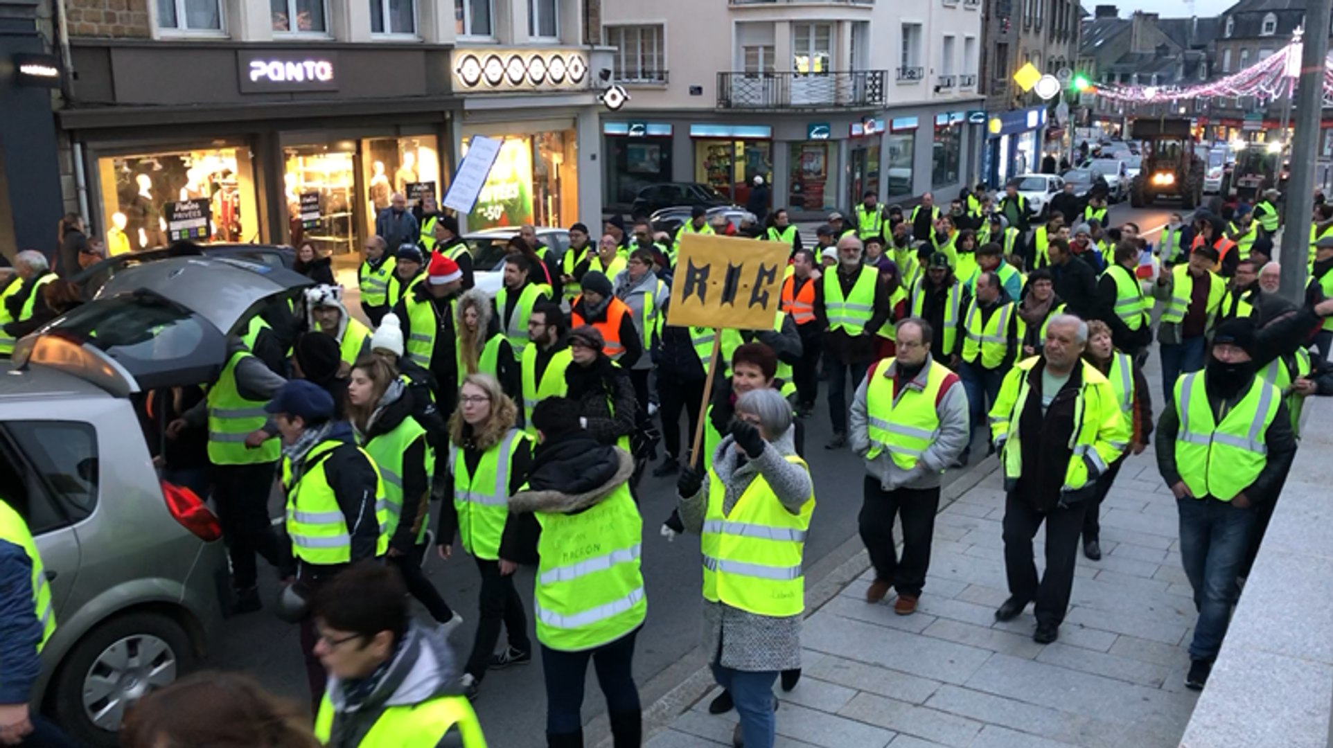 Plus De 200 Gilets Jaunes Défilent Dans Le Centre Ville Samedi 29 Décembre 2018
