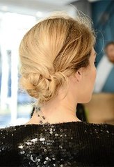 Tuto Coiffure Réveillon : le messy bun façon Meghan Markle