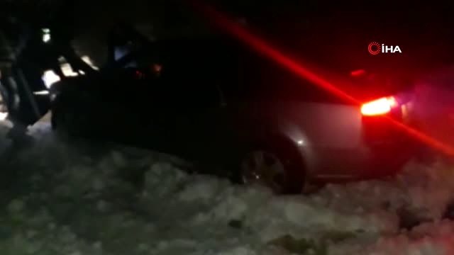 Gezmek İçin Gittikleri Dağda Yağan Kar Sebebi ile Mahsur Kaldılar