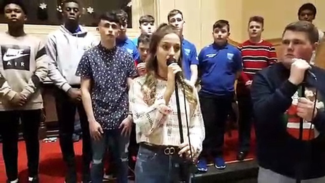 Il chante "Shallow" et tombe sous le charme de sa partenaire à la voix incroyable