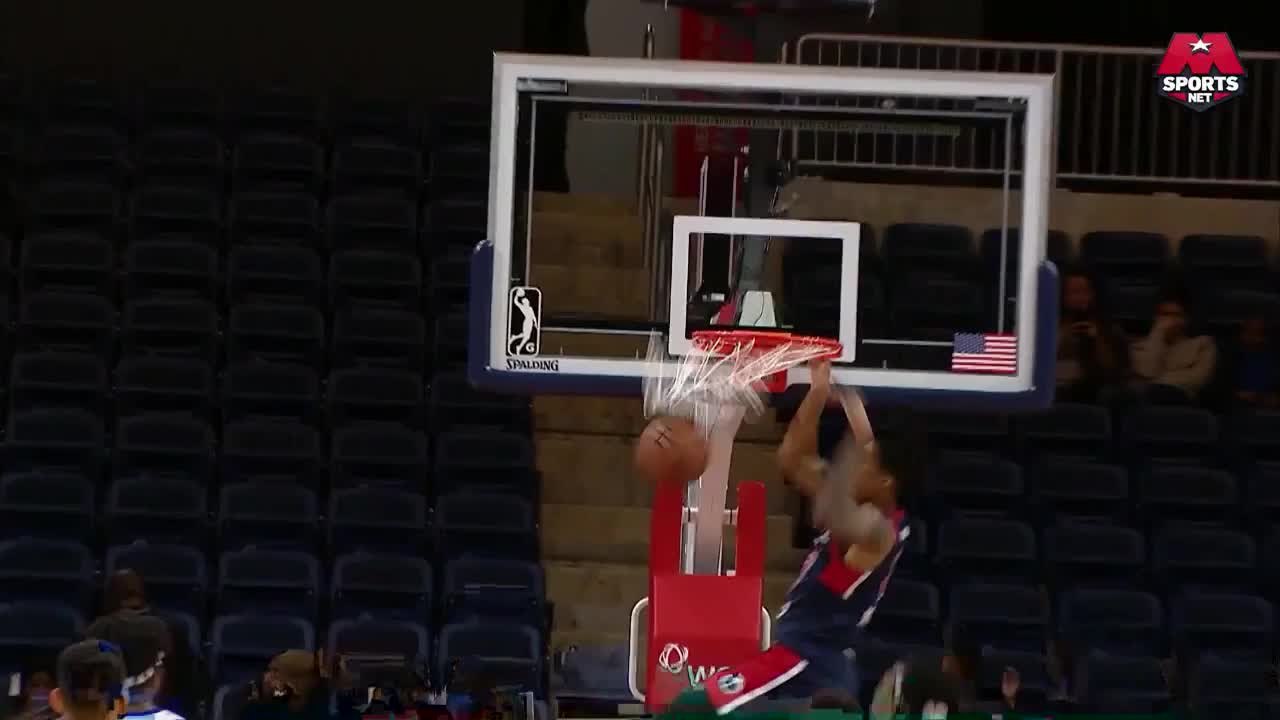 Big dunk from Devin Robinson