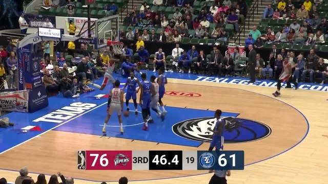 Chris Walker throws down the alley-oop!