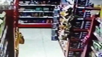 Ürünleri montlarına saklayıp telefonla konuşuyormuş gibi kaçtılar