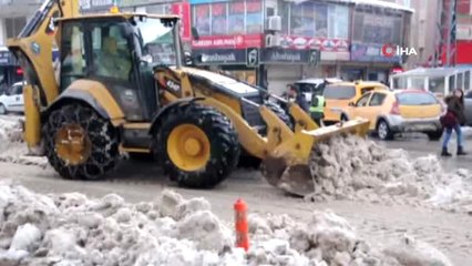 Yüksekova'da Karla Mücadele Çalışmaları Devam Ediyor