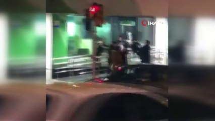 ATM sırasında yumruklu kavga kameraya böyle yansıdı