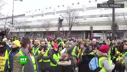 «BFM y'en a marre !» : des Gilets jaunes rassemblés devant les locaux de BFM-TV