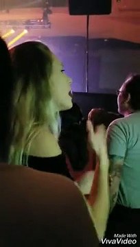 Дочь на языке жестов переводит песни для глухого отца