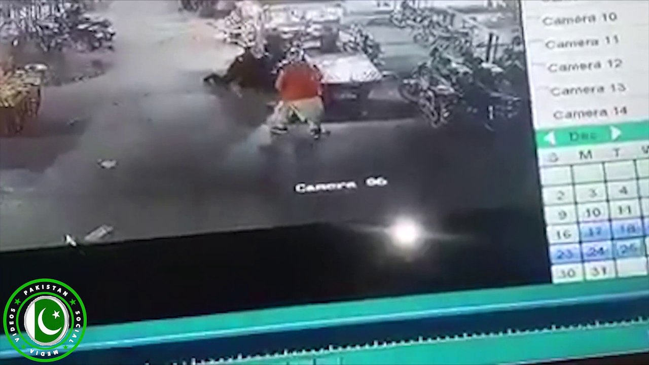 Raja Bazar Robbery l Failed l By l Brave Police Officer l Even He Opened The Fire l  Police Officer Jumped On A Snatcher l Hold Him Tightly And Did Not Let Him Go l  This Happened At In Front Of Imperial Market l Rawalpindi l Most Busy Area of Rawalpindi