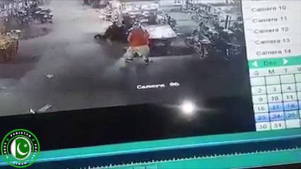 Raja Bazar Robbery l Failed l By l Brave Police Officer l Even He Opened The Fire l  Police Officer Jumped On A Snatcher l Hold Him Tightly And Did Not Let Him Go l  This Happened At In Front Of Imperial Market l Rawalpindi l Most Busy Area of Rawalpindi